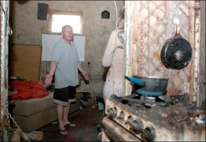 Мешканець будинку на проспекті Червонозоряному, 140, Олег Глушко зізнається, що приходить у квартиру лише ночувати