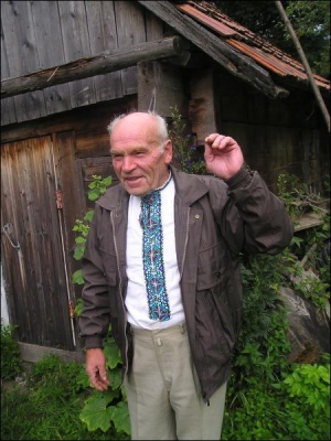 Олекса Соломко з села Латірка Воловецького району на Закарпатті стоїть на подвір’ї біля дерев’яної лазні. Він розповідає, що колись у їхній хаті змії звисали зі стріхи, як ковбаси