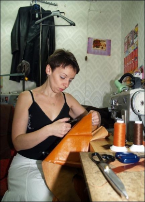 Наталя Швець перешиває жіночу шкіряну куртку в своєму ательє на вулиці Кропивницького у Вінниці
