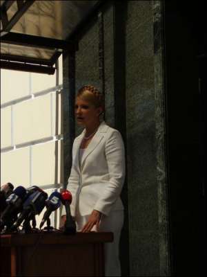 Юлія Тимошенко під центральним офісом БЮТу минулої суботи розповідає, як ЦВК перешкоджає йти на вибори її блоку