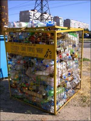 В одному з дворів Хортицького району Запоріжжя стоїть уже наповнений контейнер із пластиковими відходами