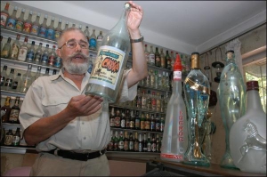 Свои бутылки Юрий Корешков хочет отдать в Москву — в Музей русской водки