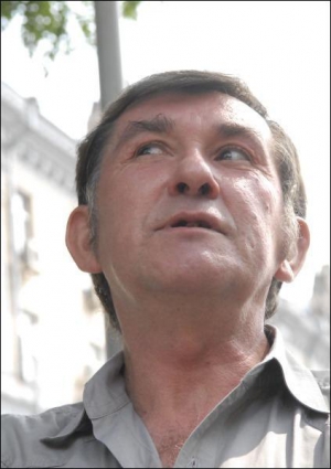Віктор Присяжнюк каже, що без таблеток на вулицю не виходить. 2001-го він пережив інфаркт й інсульт