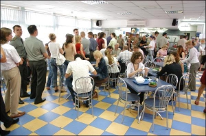 В обеденную пору посетителям кафе-столовой на столичном Лукьяновском рынке придется постоять в очереди 20 минут. Первое и второе здесь обойдутся в 10 гривен