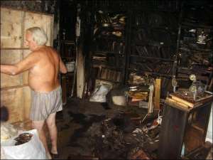 Олег Скикевич убирает выгоревший после пожара зал