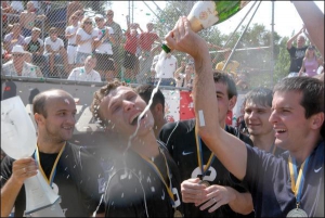 Футболісти ”Нової Ери” святкують чемпіонство