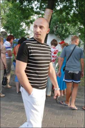 Певец Василий Лазарович снимает в Киеве двухкомнатную квартиру и ездит на автомобиле КІА