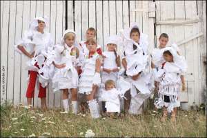 Московский архитектор Владислав Кирпичев на фестивале ”Арх-Шаргород” попросил местных детей придумать себе одежду из бумаги. Объяснил, что так у малышей развивается художественное мышление