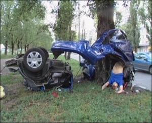 Від удару об дерево на Русанівському бульварі ”шевроле” розірвало на частини