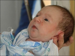Старша медсестра дитячого відділення Галина Голоднюк тримає на руках підкинуте немовля