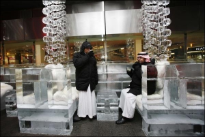Арабские посетители пришли в первый в Арабских Эмиратах бар изо льда. Температура внутри помещения -6 градусов, на улице — +45