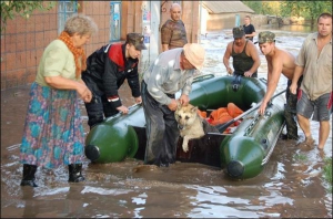 Спасатели ГУ МВД в Николаевской области эвакуировали людей из 120 затопленных домов в городке Новая Одесса. После восьмичасового ливня 13 августа здесь вышел из берегов ставок и прорвало дамбу