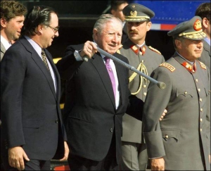 3 марта 2000 года диктатор Августо Пиночет и его сын Августо Освальдо (на фото слева) возвращаются в Чили из Великобритании, где отца обвиняли в многочисленных преступлениях. В прошлом году Пиночет умер, а его сын теперь распродает отцовские костюмы