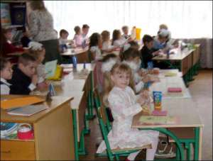 Диана Синько в этом году окончила первый класс частной школы ”Гармония” города Ровно. Ее родители ежемесячно платят 270 гривен за учебу и трехкратное питание