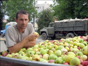 Олег Гончарук зі Жмеринки привіз на Вінницький завод фруктових концентратів яблука зі свого саду. Йому подобається, що за товар платять одразу готівкою