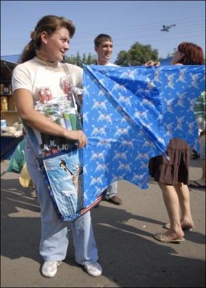Снижана Павлова ожидает ветра, чтобы запустить ”дельтаплан”. Она ежедневно торгует воздушными змеями на Куреневском рынке Киева
