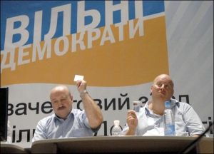Перший заступник голови Партії вільних демократів Михайло Бродський (праворуч) і заступник голови партії Юрій Сахно голосують за партійний виборчий список
