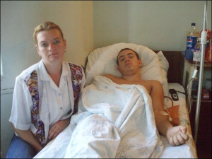19-летний студент Денис Никулин из Запорожья, который подрабатывал летом на производстве гофрокартона, приходит в себя после травмы руки в ортопедическом отделении Центра хирургии кисти. Рядом с ним мать Ирина Никулина. Денис у нее — единственный сын