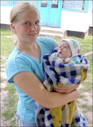 Катерина Бобрик із Соснівки Дубенського району Рівненської області тримає сина Сергія, який народився в ”швидкій”