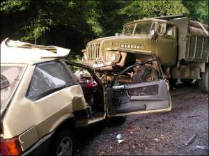 Автомобиль ВАЗ-2108 въехал под колеса ”Урала” на спуске. У грузовика поврежден бампер, водитель получил незначительную травму головы. Все пассажиры ”лады” погибли на месте