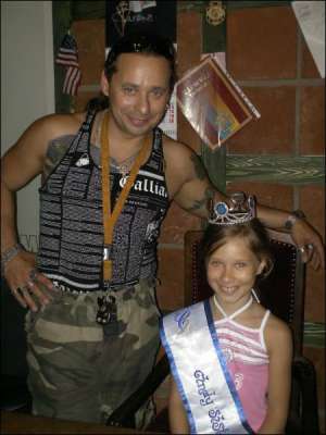 Габріела Довганич приміряє корону ”Міні-міс чарівність”, яку вона отримала на всесвітньому конкурсі краси ”Сіндерела” в Лас-Вегасі. Поруч із дівчинкою — її батько Олександр Суханов