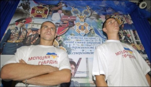 Активисты молодежной организации ”Молодая гвардия” перед одним из экспонатов в луганском музее жертв оранжевой революции