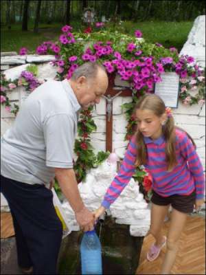 Марта Шаль помогает Антону Ставничему набрать воды из тернопольского источника возле Певчего поля