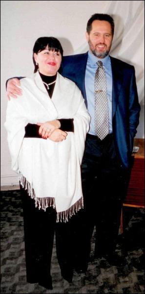 Мария Калиновская и Дмитрий Фирташ после заключения брака в Печерском районном РАГСе Киева 19 сентября 2002 года