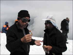 Керівник групи Анатолій Дутчак (ліворуч) і Михайло Добинчук куштують українське сало на вершині найвищої гори Європи Ельбрус на висоті 5621 метр. Під час сходження українці їли лише калорійну їжу