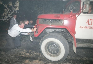 Віктор Ющенко та Нестор Шуфрич штовхають машину Міністерства надзвичайних ситуацій під час лісової пожежі на Херсонщині 21 серпня 2007 року