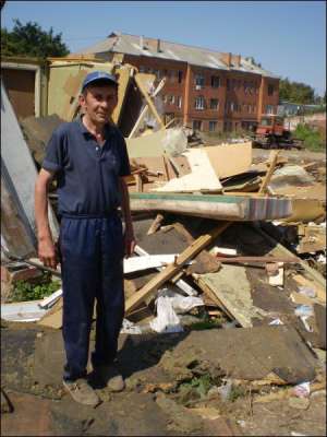 Военный пенсионер Василий Литвин жил в доме по улице Октябрьской, 40А в центре Полтавы, пока 15 августа его не развалили строители многоэтажек