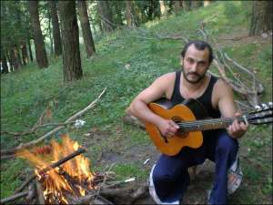 Володимир Григориченко раніше був наркоманом. Тепер робить людям євроремонти, а у вільний час грає і співає в ансамблі ”Бона”
