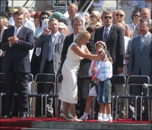 На майдані Незалежності минулої п’ятниці прем’єр-міністр Віктор Янукович (ліворуч) сидів поруч із родиною президента