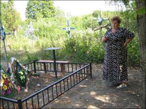 Пенсионерка из райцентра Хорол на Полтавщине Надежда Лысенко показывает могилы городского кладбища, выкопанные рядом с межой ее огорода