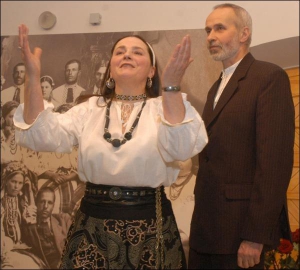 Ніна Матвієнко з чоловіком Петром Гончаром у музеї його батька — художника Івана Гончара. 27 січня 2006 року