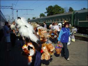 Большие пушистые игрушки на станции Конотоп продают по 120 гривен. Их завозят из Беларуси