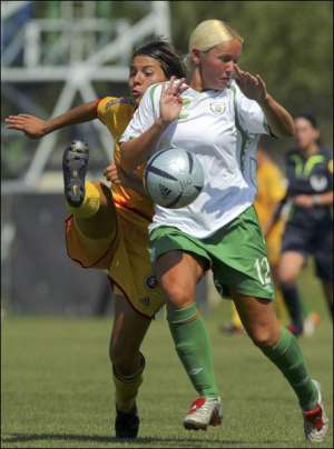 Румынская футболистка Теодора Драгеску (слева) пытается отобрать мяч у ирландки Лоры Хислоп