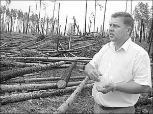 Директор Смилянского лесного хозяйства Юрий Сегеда лично просил министра по чрезвычайным ситуациям Нестора Шуфрича помочь получить беспроцентный кредит на 400 тысяч гривен. За эти деньги собирались купить технику для уборки леса. Однако помощь так и не по