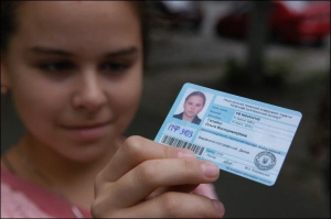 Студентка другого курсу КПІ Ольга Галайко показує новий студентський квиток, яким буде користуватися вже другий рік