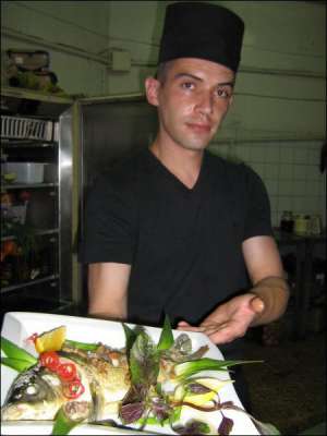 31-річний вінничанин Едуард Волхонський працює кухарем у одному з ресторанів міста. Але такої страви у його закладі не готують. Едуард приготував коропа в медові на прохання нашої газети. Він відварив рибу цілою