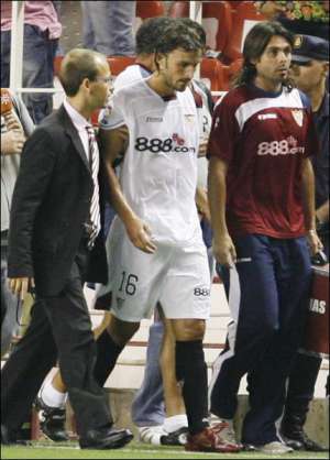 Антонио Пуэрта оставляет поле на 31-й минуте матча ”Севилья” — ”Гетафе”. Через два дня он умрет