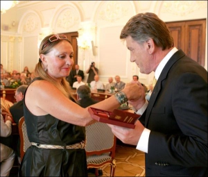 На День Независимости президент Виктор Ющенко вручил Ларисе Кадочниковой орден ”За заслуги” ІІ степени в Мариинском дворце в Киеве
