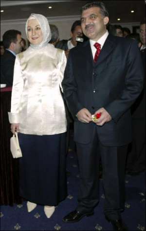 Новый президент Турции Абдула Гюль (тогда еще министр иностранных дел) с женой Хайрюннисой Гюль, которая на 15 лет младше супруга, во время экономического форума в Давосе в 2003 году. Они вступили в брак, когда девушке было 16 лет. В настоящее время супру
