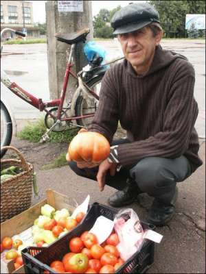 Володимир Чорний продає помідори на стихійному базарі в Новгороді-Сіверському на Чернігівщині