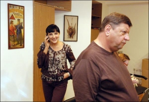 Александр Волков и его жена Майя (слева) в офисе его блока на ул. Мечникова в Киеве. Позади Волкова — его пресс-секретарь Оксана