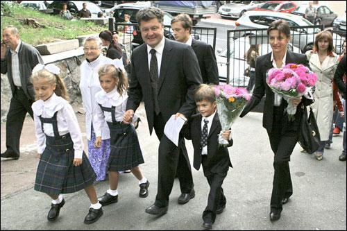 Подружжя Порошенків веде до школи двох дочок і сина