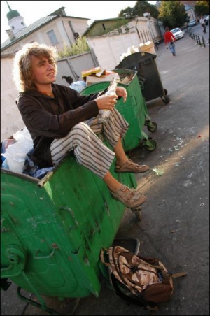 Павел Ботвиновский ищет старую одежду и унитазы для съемок своего фильма на мусорниках