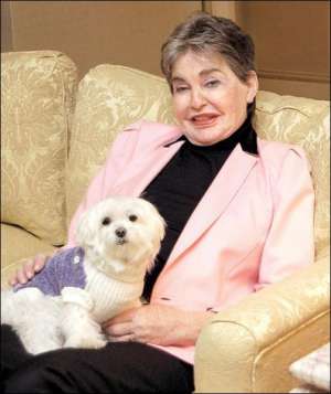 Болонка Трабл стала главной наследницей американской миллиардерши Леоны Хелмсли. Когда собака умрет, ее похоронят рядом с хозяйкой