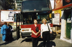 Львів’янки Ольга Парнікова (ліворуч) та Леся Швидко біля автобусу, який щойно привіз їх до Греції