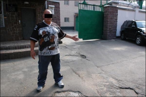 45-річний киянин Андрій показує вхід у столичне СІЗО №13, де відсидів 5 років за зберігання наркотиків. Каже, у в’язниці за гроші можна все купити: від цигарок до дівчат у камеру